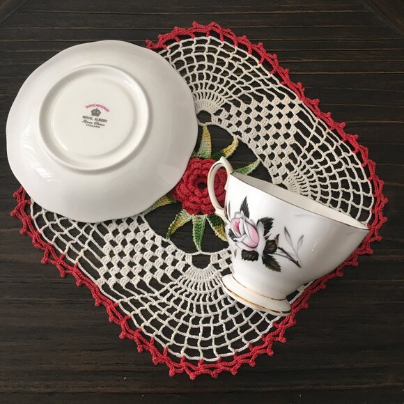 Royal Albert 'Queens Messenger' White Rose English Porcelain Teacup & Saucer - Picture 3 of 11